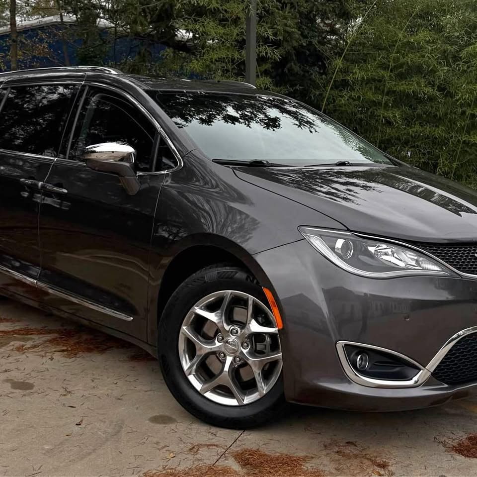 2017 Chrysler Pacifica Limited's photo