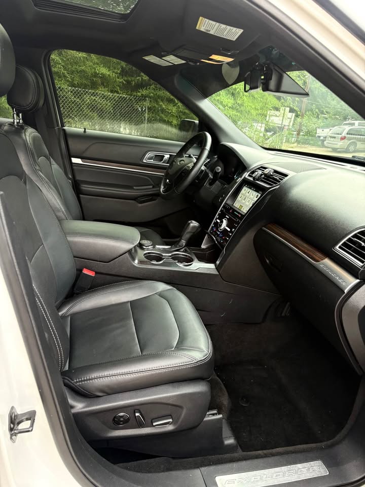 2017 Ford Explorer Limited - Photo 6