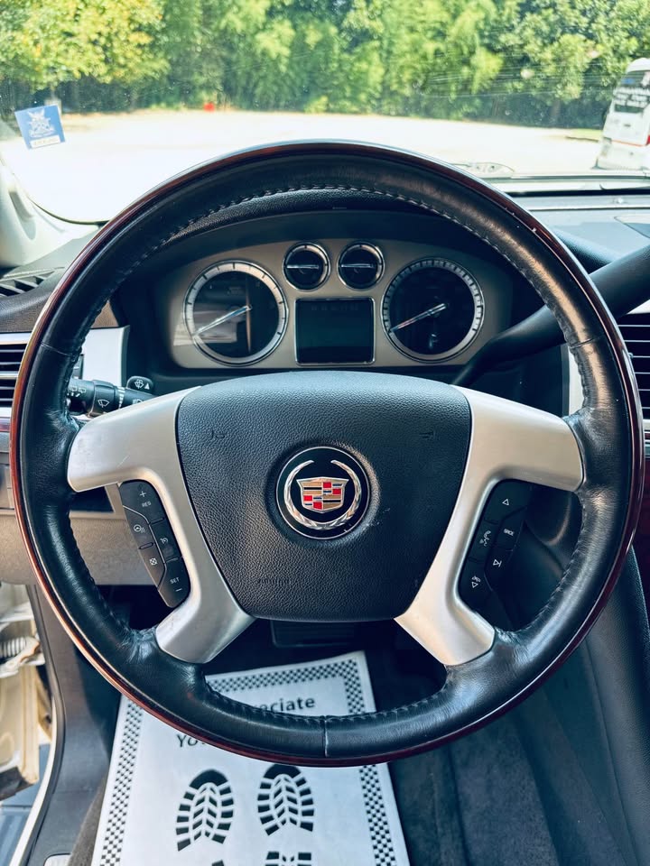 2011 Cadillac Escalade Premium - Photo 8