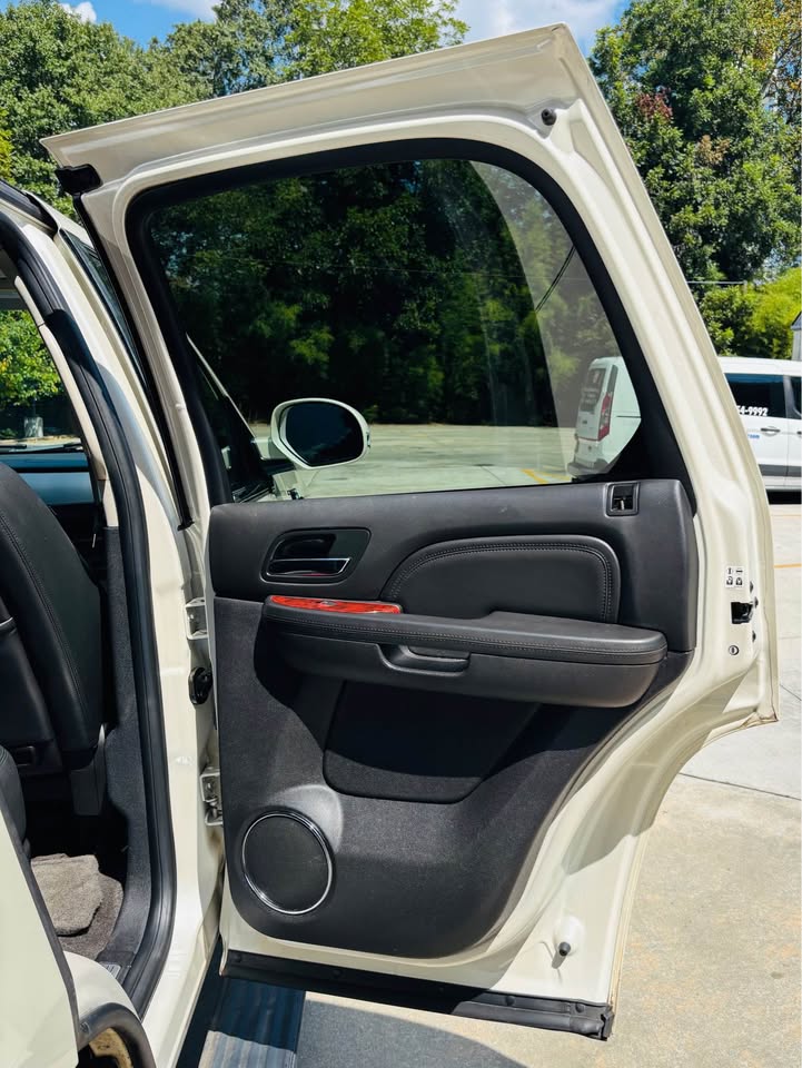 2011 Cadillac Escalade Premium - Photo 14