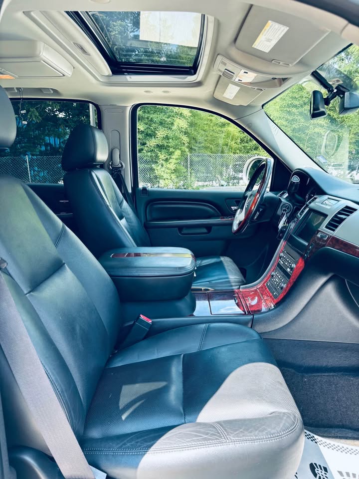 2011 Cadillac Escalade Premium - Photo 17
